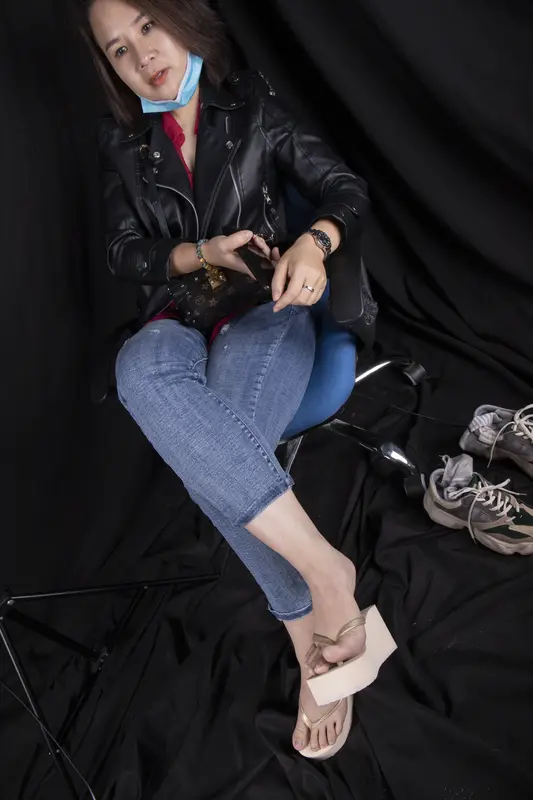 新模特熟女红姐性感美脚，玩鞋诱惑，超清晰的细节 - 南国足艺